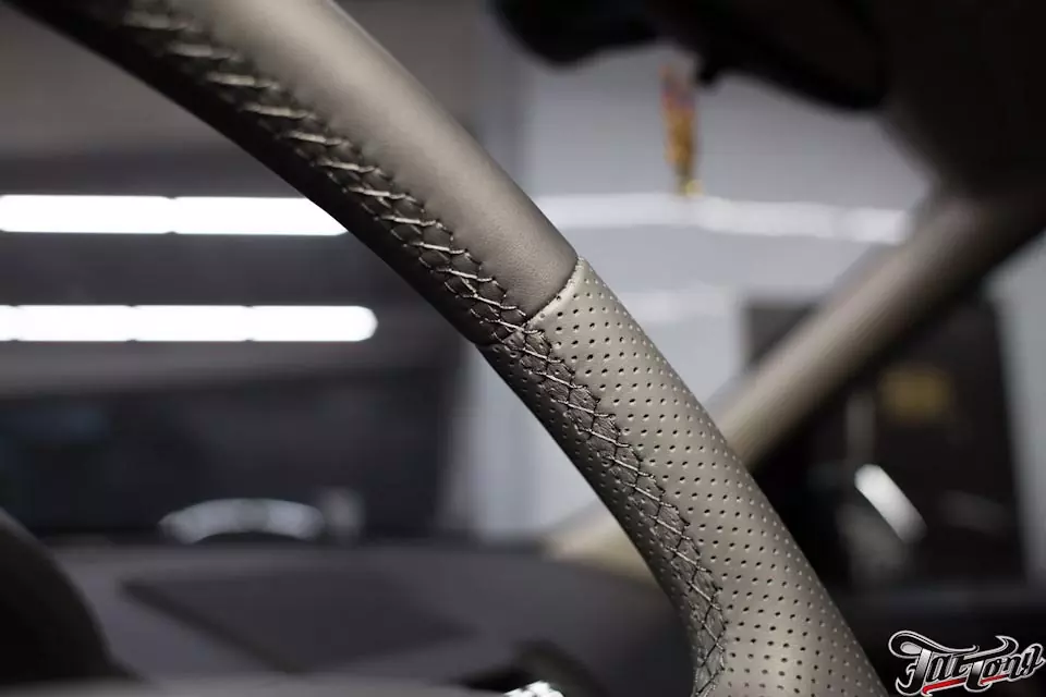 Land Rover Freelander. Установка фирменного подогрева руля и пошив обода руля. Шумоизоляция дверей.